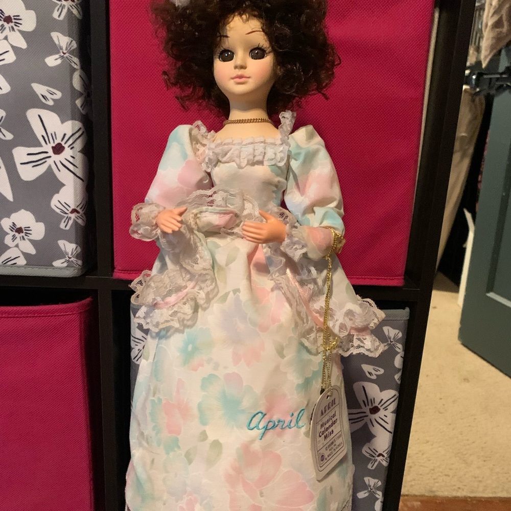 VTG Limited Edition Brinn's Musical Calendar Miss April Doll 1988 RAINDROPS Song